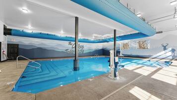 Alberca techada y alberca al aire libre