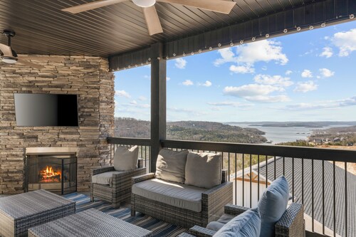 NEW! LOCATION! Stunning 7b/8b, Sleeps 30! By SDC w/Lake view, hot tub, &theater!