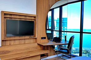 Estudio, vistas al mar | Escritorio, espacio para trabajar con un portátil, cortinas opacas