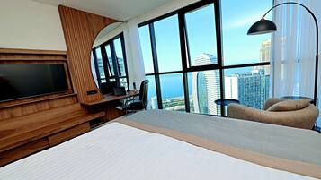 Studio, uitzicht op zee | Een bureau, een laptopwerkplek, verduisterende gordijnen