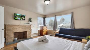 4 bedrooms, desk, iron/ironing board, free WiFi