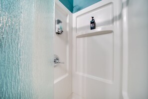 Douche, sèche-cheveux, serviettes fournies, savon