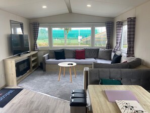 Living area - Seaside Dog Friendly Caravan Retreat in Porthcawl (Porthcawl)