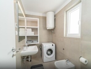 Douche, sĂšche-cheveux, bidet, serviettes fournies