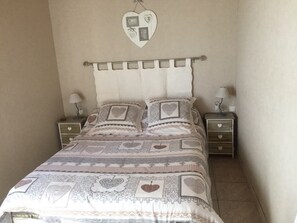 2 habitaciones, tabla de planchar con plancha y ropa de cama