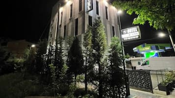 Vista frontal de la propiedad