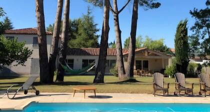 5 kms d'Aix en Provence (Puyricard) villa 4 chambres piscine jardin 2000 m2