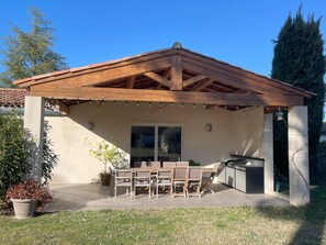 Outdoor dining - 5 kms from Aix en Provence (Puyricard) 4-bedroom villa swimming pool garden 2000 m2 (Aix-en-Provence)