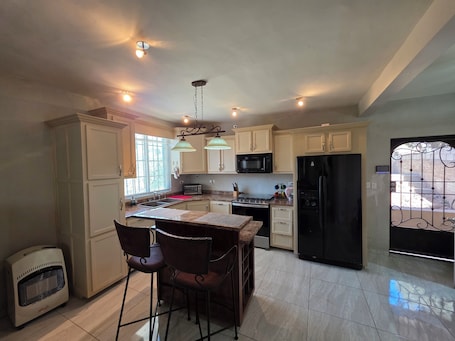 Fridge, microwave, oven, stovetop. Charming 2-bedroom house with WiFi, AC in beautiful Cananea