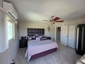 2 slaapkamers, een bureau, reisbedje, wifi