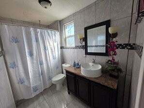 Towels, soap, shampoo, toilet paper - Charming 2-bedroom house with WiFi, AC in beautiful Cananea (Cananea)