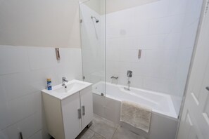 Sèche-cheveux, serviettes fournies, savon, papier toilette