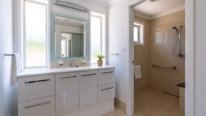 Shower, hair dryer - Bella Dawn – Bombo Beach Views (Kiama)