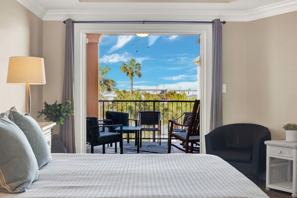 3 bedrooms, WiFi, bed sheets - Easy walking access to all the holiday fun—even ice skating on the pier! (Tybee Island)