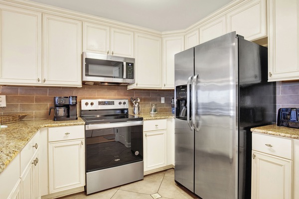 Frigorifero, microonde, forno, piano cottura