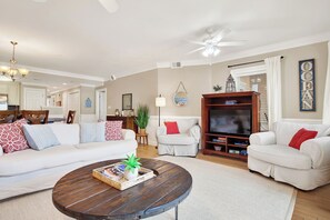 Smart TV - Pool, Hot tub, easy access to beach, shops, pier, and NEW ELEVATOR. Pet friendly (Tybee Island)