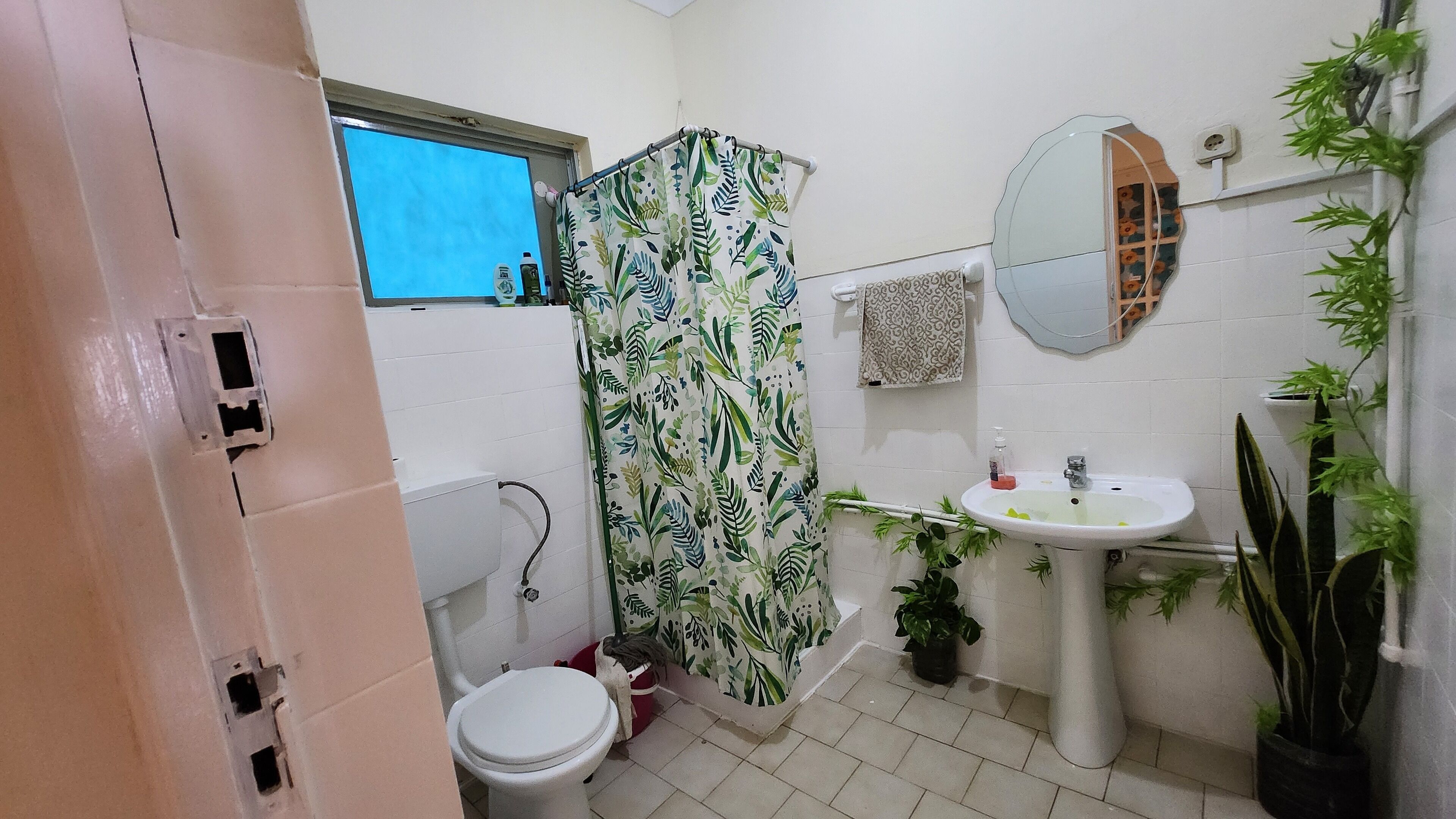 Ensemble douche/baignoire, papier toilette