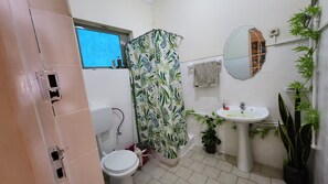 Combined shower/tub, toilet paper - Meeting Point-Praia Diplomatic Center (Praia)