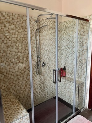 Een douche, een haardroger, een bidet, handdoeken