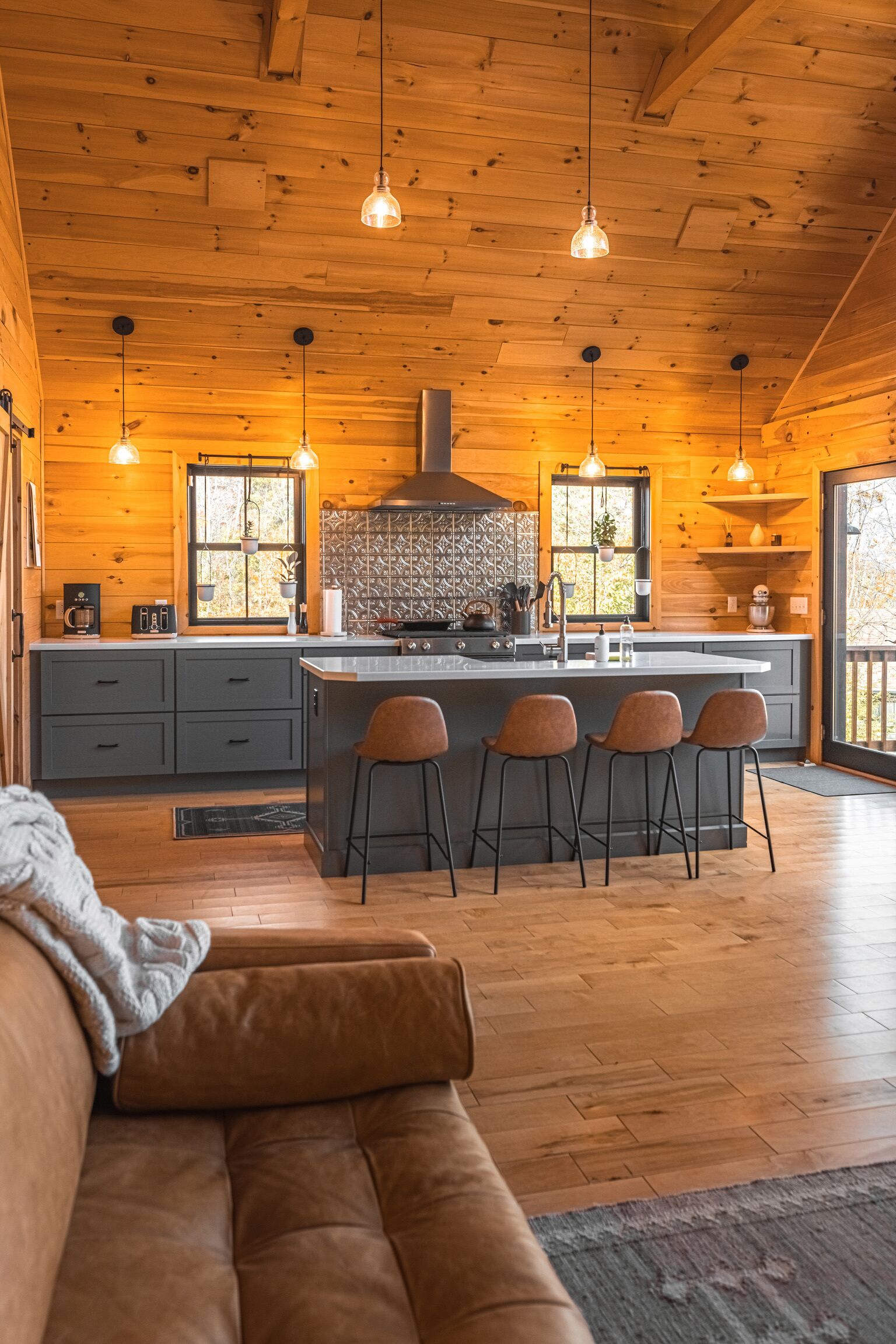 Téléviseur connecté, foyer, jeux vidéo, table de ping-pong