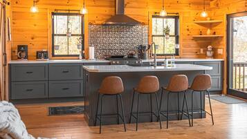 Téléviseur connecté, foyer, jeux vidéo, table de ping-pong