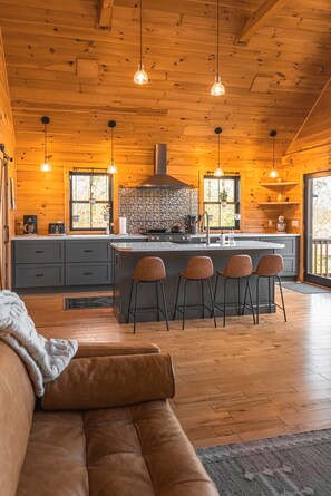 Smart TV, chimenea, videojuegos y tenis de mesa 