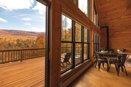 Skyline Cabin: Panoramic Mountain Views, Hot Tub, Fire Pit, Skiing, Manchester