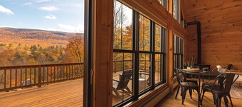 Skyline Cabin: Panoramic Mountain Views, Hot Tub, Fire Pit, Skiing, Manchester