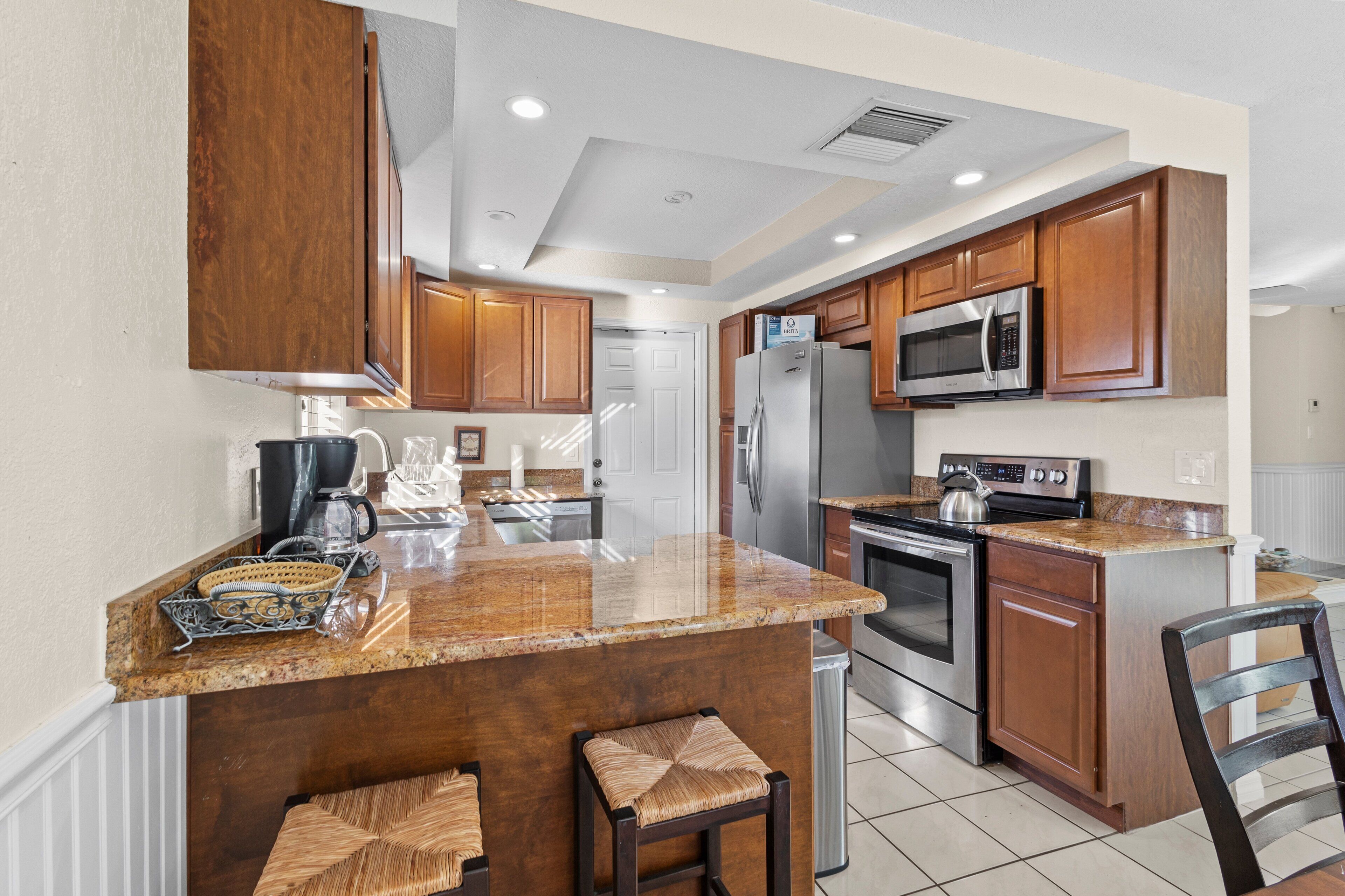 電冰箱、微波爐、烤箱、爐台