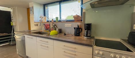 ثلاجة، ميكروويف، فرن، موقد طهي مسطح