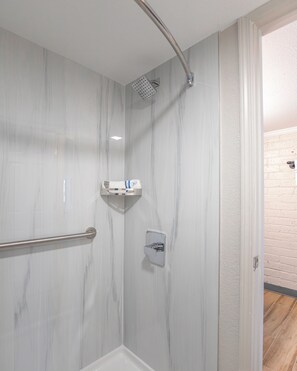 Douche, serviettes fournies, savon, shampoing