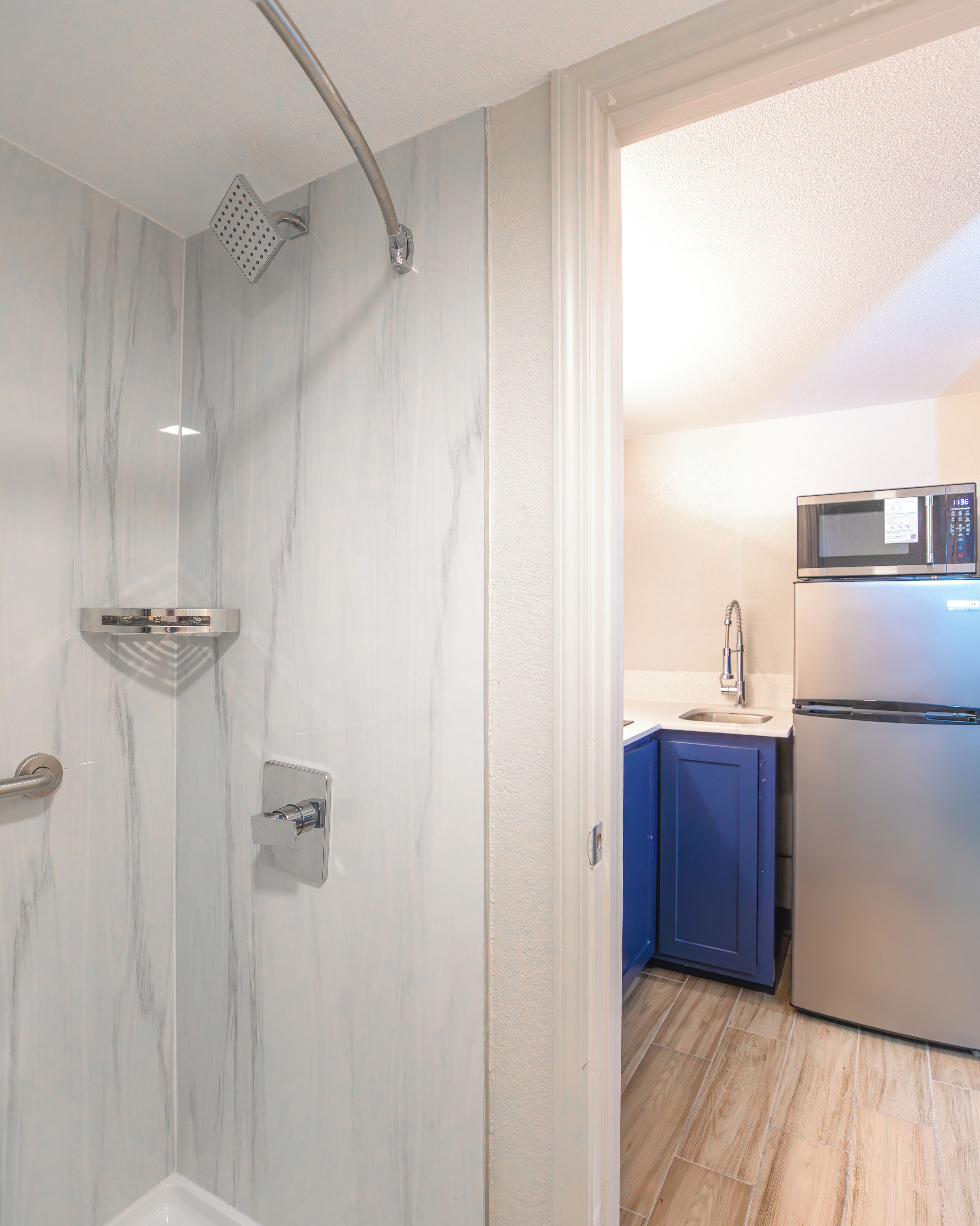 Une salle de bain avec une douche, des toilettes et un lavabo.