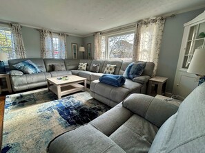 Smart TV - Charming 4-bedroom home, close to restaurants and beaches, Yarmouth MA (Yarmouth)