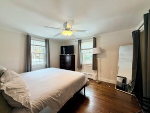 4 bedrooms, desk, iron/ironing board, travel cot