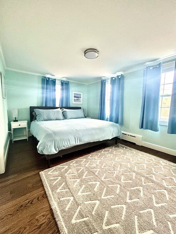 4 chambres, bureau, fer et planche à repasser, lit parapluie