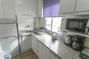 Fridge, microwave, oven, coffee/tea maker - .Apartamento Caribe (Nerja)