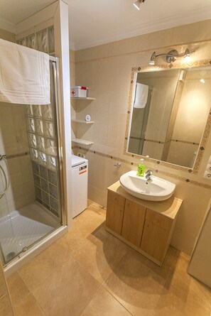 Douche, serviettes fournies