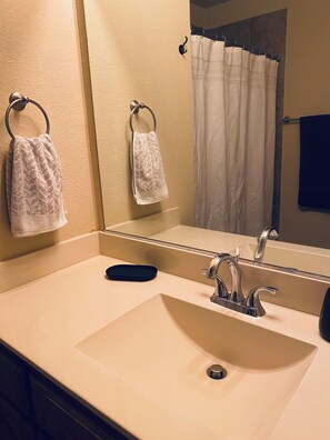 Handtücher, Seife, Shampoo, Toilettenpapier