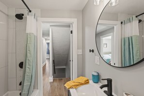 Dusche, Haartrockner, Handtücher, Seife