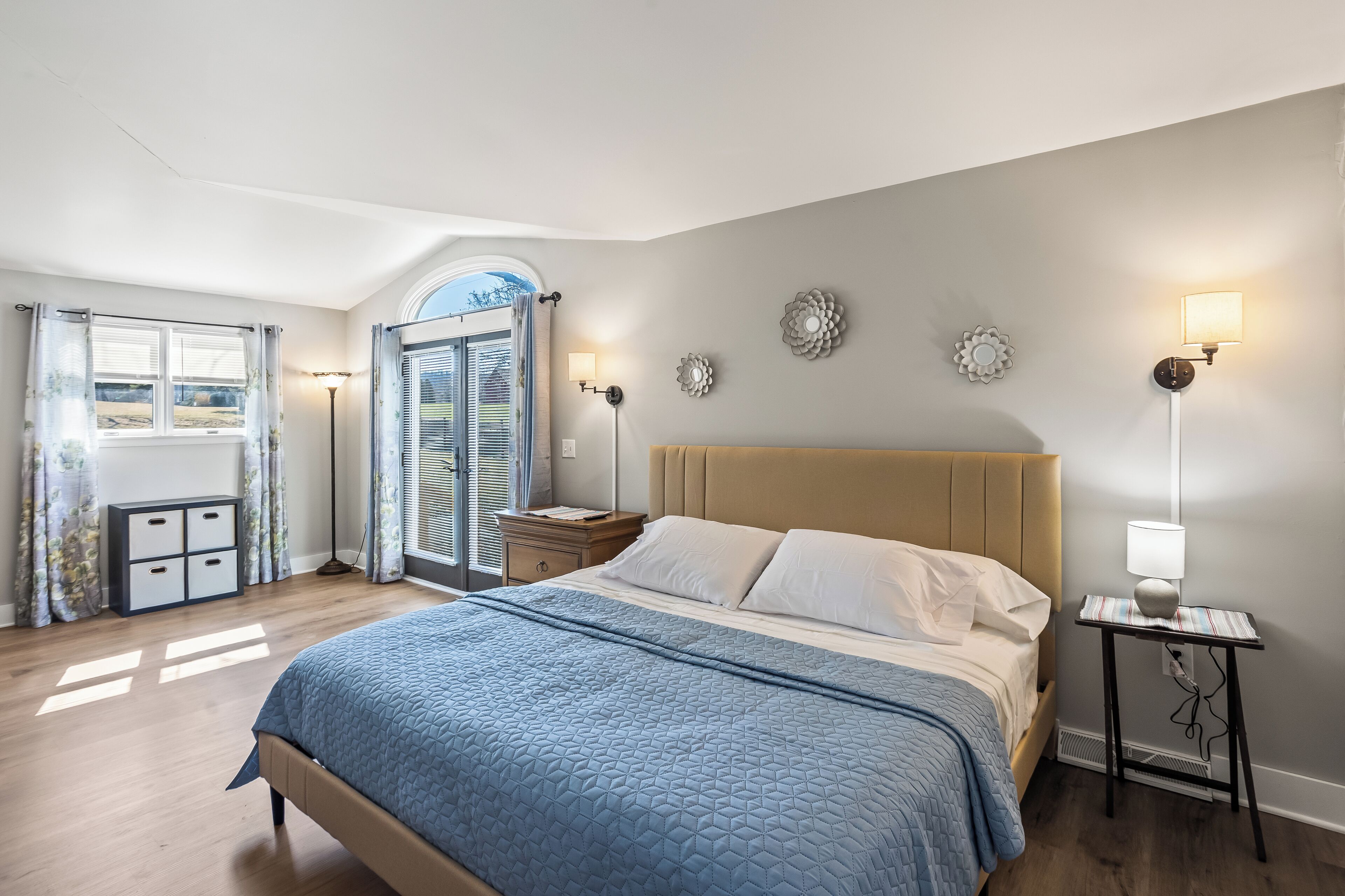 4 bedrooms, desk, iron/ironing board, travel cot