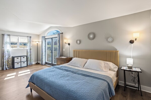 4 chambres, bureau, fer et planche à repasser, lit parapluie