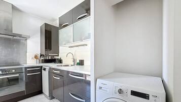 Een koelkast, een microgolfoven, een oven, een kookplaat