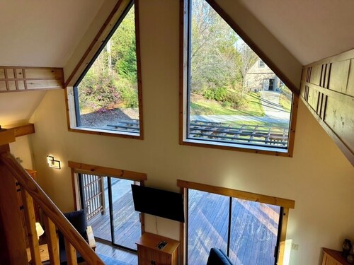 Stunning River-Side Cottage with Fire Pit!