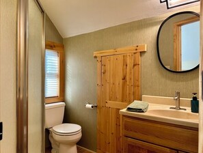 Shower, eco-friendly toiletries, hair dryer, towels - Stunning River-Side Cottage with Fire Pit! (Walhalla)