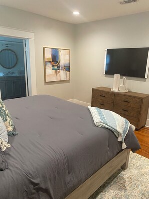 2 bedrooms, iron/ironing board, WiFi, bed sheets - Charming 2-bedroom cottage in Tupelo with WiFi and AC (Tupelo)
