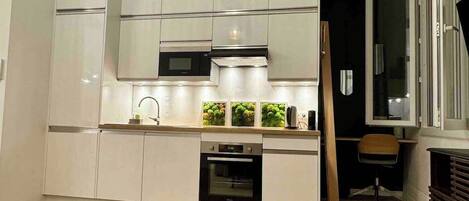 Fridge, microwave, oven, coffee/tea maker