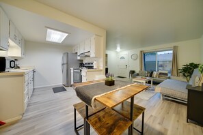 Fridge, microwave, oven, stovetop - Central Bellevue Entire Home Near Downtown & I-90 (Bellevue)