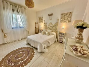 6 slaapkamers, een strijkplank/strijkijzer, reisbedje, wifi