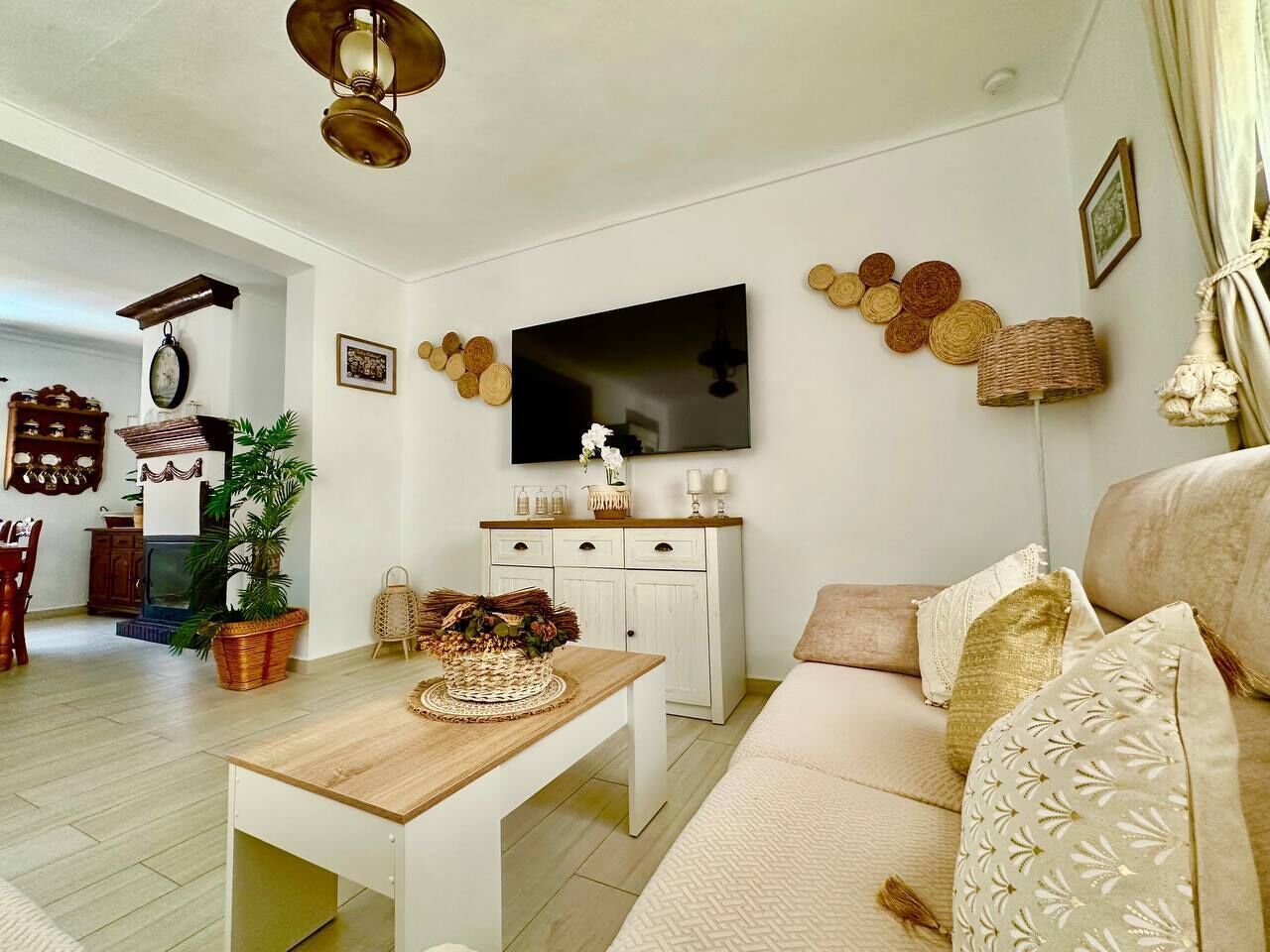 Smart TV, fireplace