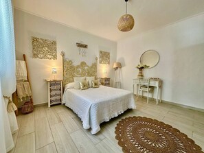 6 habitaciones, tabla de planchar con plancha, cuna de viaje y wifi 